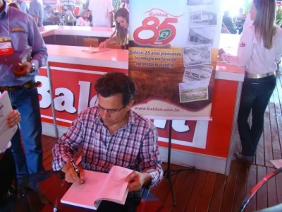 O autor Xico Graziano, autografando seu livro.