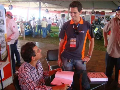 Xico Graziano autografando seu livro a Danilo Baldan.