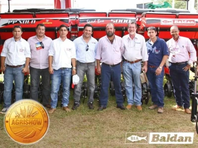 Srs. Walter, Renato e Castellani c/ nossos clientes e parceiros do Paraguai Tracto Agro Vial.