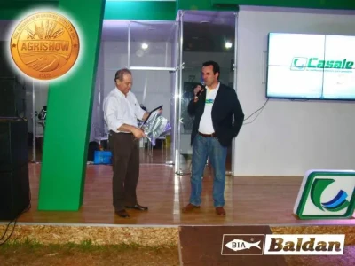 O Sr. Celso Casale, recebendo a placa de homenagem da Baldan pelo Sr. Celso Ruiz.