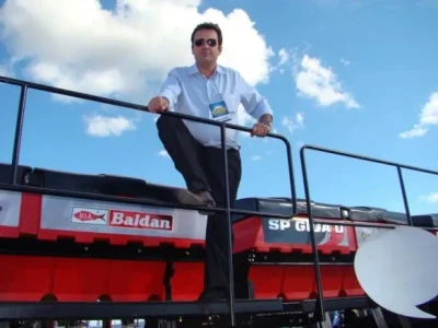 Na foto o Sr. Celso Ruiz (Diretor Superintendente) sobre a SP GIGA D, lançamento da Baldan na Feira Bahia Farm Show 2013.