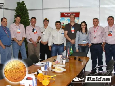 Srs. Cleber Baldan, Alexandre Tessi, Celso Ruiz, Luis Fernando, Eduardo Fernandes e Aquino com os representantes da Pirelli.