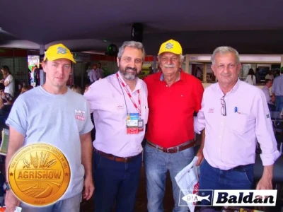 Srs. Raul Capparelli e Dobrada entre os amigos Silvio Garni e Carlos Padilha.