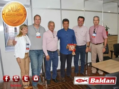 Sra Giseli Baldan c/ os Srs. Luis Fernando, Dobrada, Celso Ruiz e Renato Mastropietro ao lado do Sr. Micanor Coelho da Módulo Tratores de Feira de Santana e Irecê (BA).