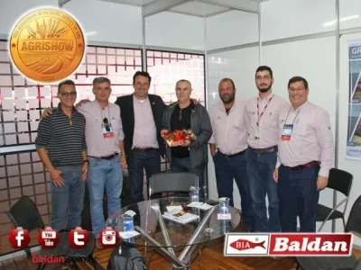Srs. Eduardo Fernandes, Celso Ruiz, Renato, Rafael e Sidney c/ os Srs. Carlos e Nilson do Centro Agrícola - Paraguay.