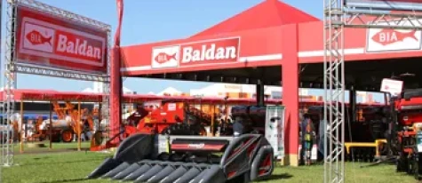Produtor paranaense confere a nova máquina de plantio da Baldan no Show Rural Coopavel